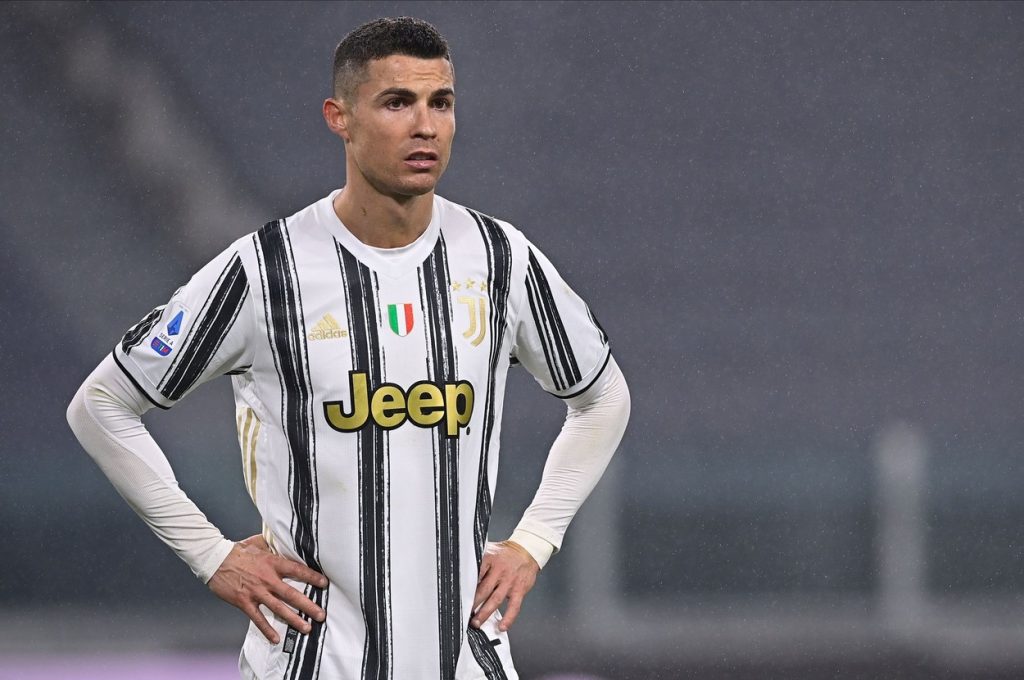 Cristiano Ronaldo a scăpat doar cu un avertisment după ce imagini arătau cum a distrus telefonul unui suporter la un meci din aprilie