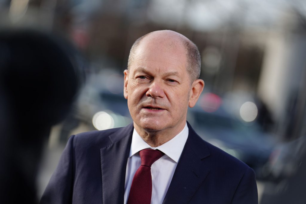 Două activiste s-au pozat cu sânii la vedere cu cancelarul german Olaf Scholz