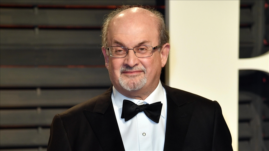Autorul Salman Rushdie a fost deconectat de la ventilator și este capabil să vorbească din nou