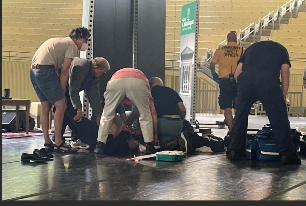 Scriitorul iranian Salman Rushdie a fost atacat pe scena unei conferințe la New York