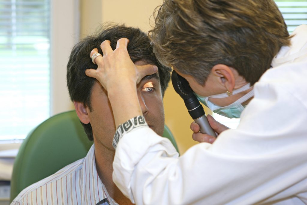 Oamenii de știință creează lentile de contact inteligente care depistează cancerul
