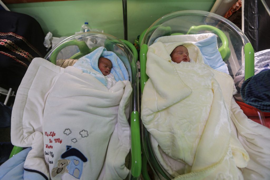 O femeie din Marea Britanie, șocată după ce a născut gemeni cu nuanțe de piele complet diferite