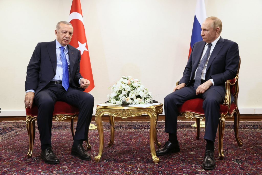 Putin şi Erdogan s-au întâlnit la Soci. Cei doi lideri vor îmbunătăţirea relaţiilor: „Delegaţiile au avut discuţii foarte productive”