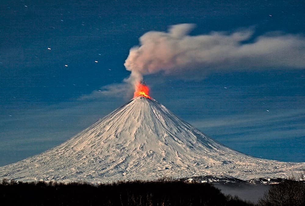 Opt persoane au murit la escaladarea unui vulcan rusesc. Vântul puternic întârzie operațiunile de salvare