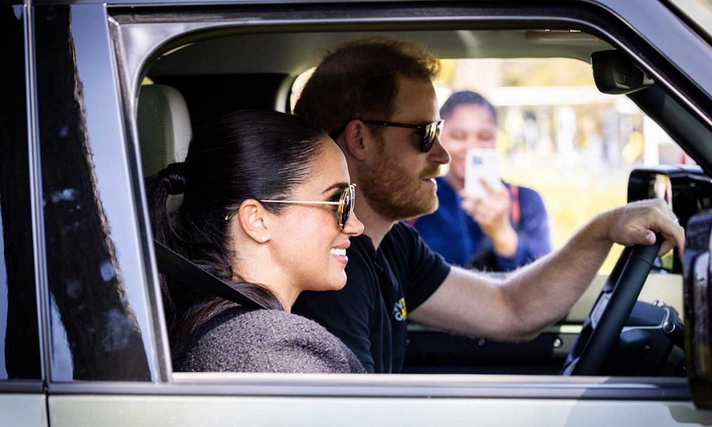 Harry și Meghan au ajuns în Marea Britanie după ce au folosit o companie aeriană comercială pentru călătoria lor