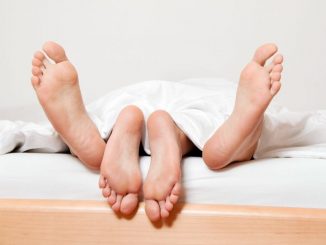 Sexul de dimineață: 4 beneficii ale practicării lui