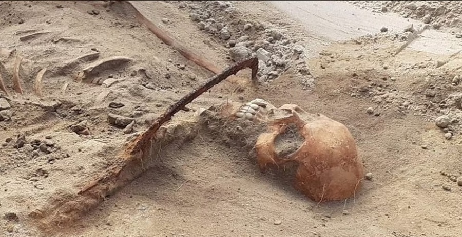 Scheletul înspăimântător al unei femei vampir