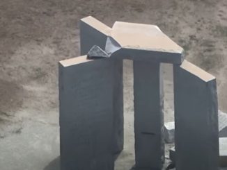 Monumentul „satanic” supranumit „Stonehenge american” a fost aruncat în aer din cauza indicațiilor sculptate în opt limbi diferite despre Apocalipsă
