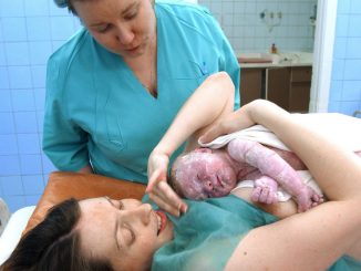 OMS: Contactul piele pe piele este de preferat în locul incubatorului în cazul bebeluşilor născuţi prematur