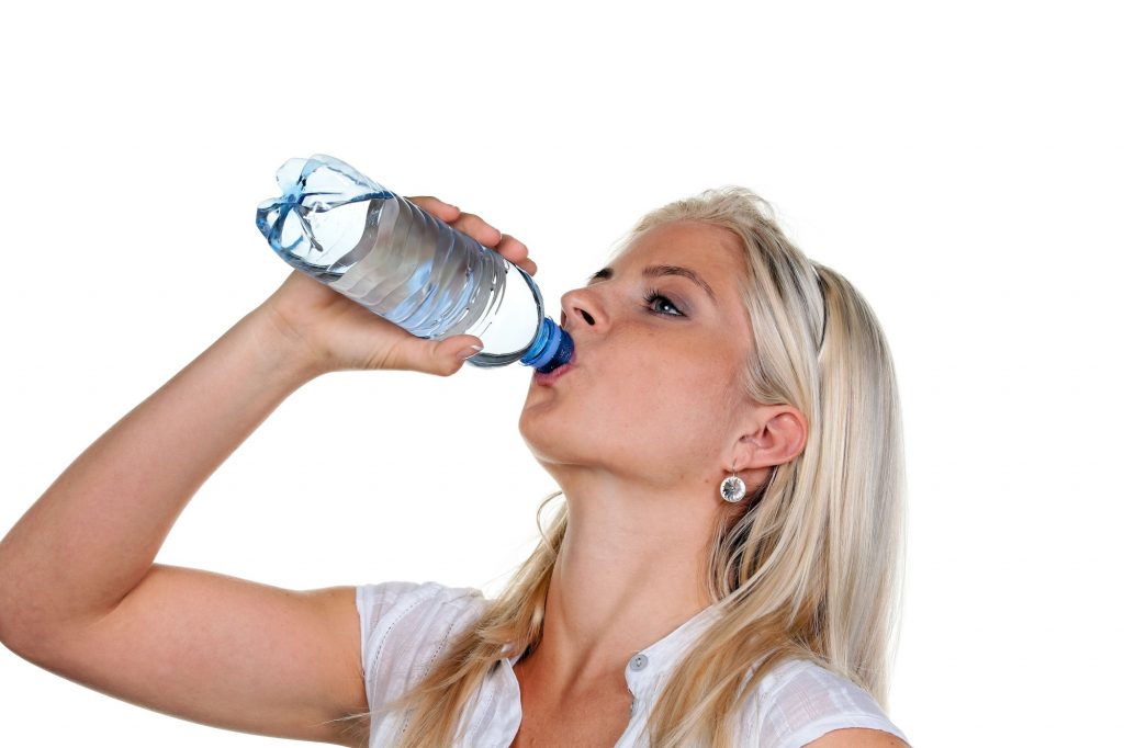 Bei multă apă rece pe timpul verii? Iată ce trebuie să știi