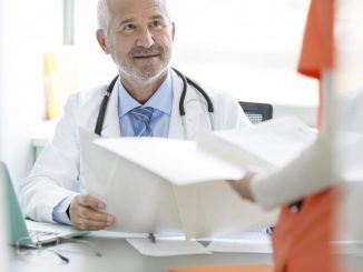 Vârstnici din Bucureşti înşelaţi de medici. Cum profitau aceştia de pensionari