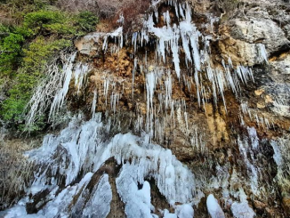 Cascada surprinzătoare din Jaén, ale cărei ape îngheață complet iarna. Fenomenul bizar a devenit viral pe internet