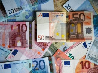 Bonusul cultural revine în 2023: dacă împlinești 18 ani poți cheltui 200 de euro pe tehnologie