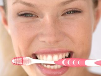 Un dentist împărtășește tehnica corectă de periaj dentar – deoarece mulți oameni o greșesc