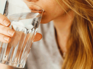 Beți apă, trăiți mai mult? Un studiu a descoperit o legătură între hidratare și bolile cronice