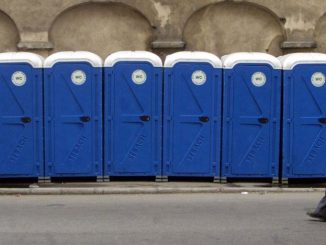 Curiozităţi. Care sunt motivele pentru care ușile toaletelor publice nu ating pământul