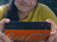Coca-Cola are și un telefon mobil: o ediție specială a lui Realme 10 Pro 5G este inspirată de băutura răcoritoare