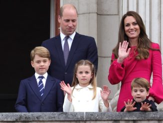 FOTO Prințul William și prințesa Kate publică fotografii de familie inedite. Cum au pozat prinții de Wales alături de copiii lor