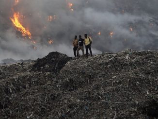 Un munte de gunoi din India a luat foc din nou, iar locuitorii se sufocă cu fumul toxic