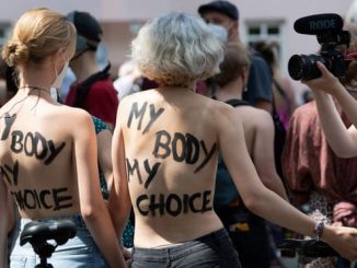 În Berlin, femeile vor putea veni topless la piscină. Reacția activiștilor la aceasta hotărâre