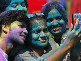 India sărbătorește Holi, festivalul culorilor
