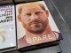 „Spare” este ținta ironiilor într-o nouă carte de parodii. Cum este descrisă Meghan Markle