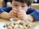 Când trebuie introdus untul de arahide la bebeluși pentru a reduce riscul de alergii