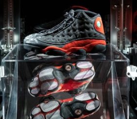 FOTO. Încă un record pentru MJ. O pereche de adidașii purtată la finala NBA din 1998, vândută la licitaţie pentru 2,2 milioane de dolari