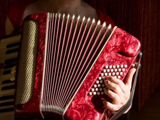 O franțuzoaică a cântat la acordeon 3 zile fără oprire și a stabilit un nou record mondial