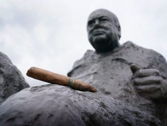 Un trabuc pe jumătate fumat de Winston Churchill a fost scos la licitație