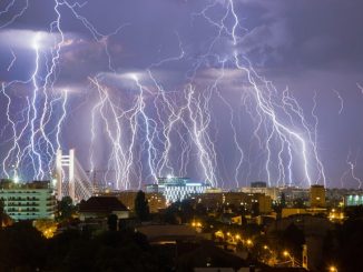 Capriciile vremii. Cod roșu de vijelii, averse și grindină în sudul României