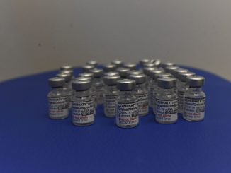 Dosarul de 27 de volume al DNA: „Au fost cumpărate doze de vaccin în cantități uriașe fără nicio explicație logică”. În total – 90,3 milioane de doze, la o populație eligibilă pentru vaccinare de 10,7 milioane. România a vrut să cumpere chiar mai mult vaccin: aproape 6 doze pentru fiecare dintre cei 18,9 milioane de români cu vârsta de peste 2 ani