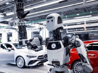 Mercedes folosește roboții în inspectarea și etichtarea diferitelor componente auto care urmează să fie livrate către cumpărători