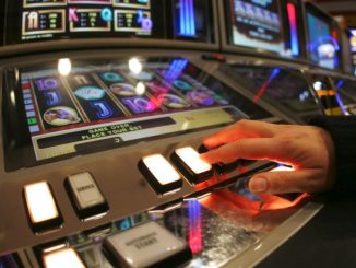 Cine se ceartă pe legea jocurilor de noroc?