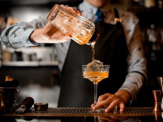 Ce băuturi nu ar trebui să comanzi niciodată într-un bar aglomerat