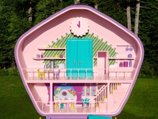 Airbnb surprinde cu oferte de cazare unice și neobișnuite. Casa Polly Pocket e dotată cu un frigider retro și un dulap plin de ținute clasice