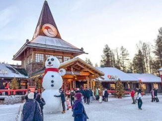 Rovaniemi, tărâmul magic al lui Moș Crăciun, este sufocat de turiști. Activiștii vor reguli stricte ca să salveze orașul de „efectul Grinch”