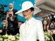 Met Gala 2025 a fost un spectacol de eleganță și creativitate. Zendaya a strălucit în costum alb Louis Vuitton, cu pălărie supradimensionată
