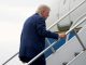 VIDEO. Trump s-a împiedicat pe scările Air Force One. Internetul nu doarme: „L-a lovit Karma. Râdea de Biden”