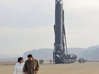 Kim Jong Un testează lansări de rachete balistice alături de fiica sa, potențial succesor