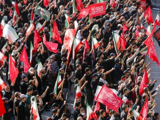 Fotografia lui Trump, lovită cu pietre la înmormântarea ayatollahului Ali Khamenei în cadrul unui ritual de lapidare